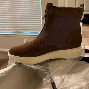 Naturalized boots never worn